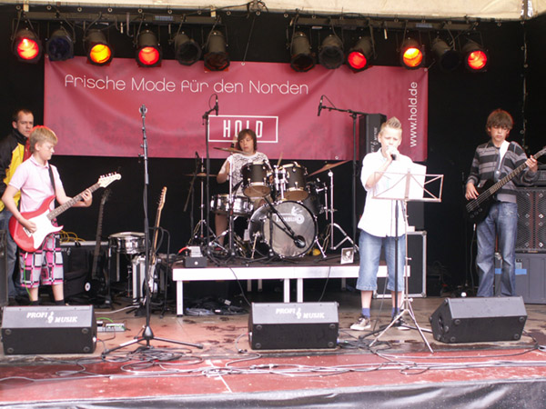 Die Schülerband "Bassta" auf der Maelzer-Bühne beim Lüneburger Stadtfest