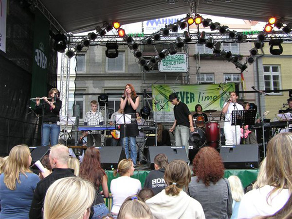 Der WPK 9 Musik auf der grossen Buehne Am Sande beim Stadtfest in Lueneburg