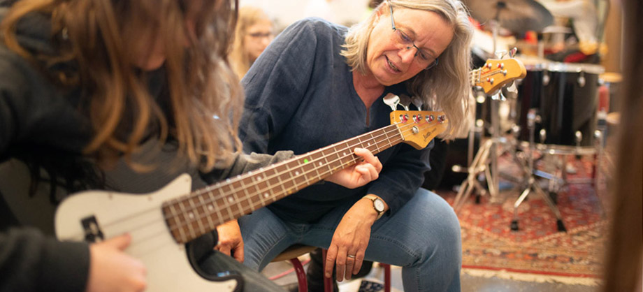 Bettina Küntzel mit Schüler an der Gitarre